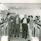 Stadtarchiv Neustadt a. Rbge., ARH Slg. Bartling 4471, Besuchergruppe aus Kreistagsmitgliedern in einem Schafstall des Instituts für Tierzucht und Tierverhalten, Mariensee