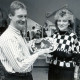 ARH Slg. Bartling 4474, Überreichung einer "Robby-Torte" an eine Friseurin durch den Vorsitzenden Reinhold Hirth, Mariensee