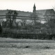 Stadtarchiv Neustadt a. Rbge., ARH Slg. Bartling 4494, Außenansicht des Klosters über die Hagener Aue und die Gärten der Stiftsdamen auf die Stiftsgebäude und die Kirche von Südosten, Panoramabild, Mariensee