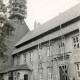Stadtarchiv Neustadt a. Rbge., ARH Slg. Bartling 4497, Haupteingang zum Stiftsgebäude und westlicher Giebel der Kirche des Klosters, Baugerüst vor dem Eingang und am Dachreiter der Kirche, Blick von Nordwesten, Mariensee