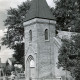 Stadtarchiv Neustadt a. Rbge., ARH Slg. Bartling 4506, Blick von der Straße auf den Kirchturm der Kapelle, Laderholz