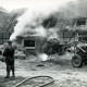 Stadtarchiv Neustadt a. Rbge., ARH Slg. Bartling 4507, Bäuerliches Wohnhaus mit Scheune nach dem Großbrand bei der Beseitigung des qualmenden Strohs, Laderholz