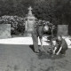 Stadtarchiv Neustadt a. Rbge., ARH Slg. Bartling 4513, Freiwilliger Arbeitseinsatz zur Pflege und Bepflanzung des Platzes beim Kriegerdenkmal, Mardorf