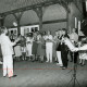 Stadtarchiv Neustadt a. Rbge., ARH Slg. Bartling 4526, Auftritt des Konzertchors Hannover-Land (unter der Leitung von Claus-Ulrich Heinke) und einer Bläsergruppe der Kreisvolkshochschule bei einem abendlichen Konzert auf dem Aloys-Bunge-Platz, Mardorf