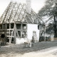 Stadtarchiv Neustadt a. Rbge., ARH Slg. Bartling 4531, Sanierung der Alten Schmiede mit frei gelegtem Fachwerkskelett und abgedecktem Dach, Außenansicht von hinten über eine Ecke, Mardorf