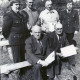 ARH Slg. Bartling 4562, Ehrung von vier Veteranen der Feuerwehr auf einer Wiese, zwei sitzend, zwei dahinter stehend, durch zwei rechts und links stehende Kollegen in Uniform, Mardorf