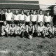 Stadtarchiv Neustadt a. Rbge., ARH Slg. Bartling 4567, Gruppenfoto einer Mannschaft des Fußballvereins im Trikot auf einem Sandplatz vor dem Tor, Mardorf