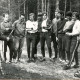 ARH Slg. Bartling 4568, Gruppenfoto von Waldläufern am Weißen Berg beim Briefing vor dem Start, Mardorf