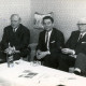 ARH Slg. Bartling 4578, Gruppe von Prominenten bei schottischem Whisky und Zigarren im Wohnzimmer des Landrats Friedrich Meyer, Mardorf 