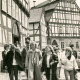 ARH Slg. Bartling 4613, Besuch einer Delegation aus Mardorf / Neustadt a. Rbge. in Mardorf / Hessen, Besichtigung des Marktplatzes mit Rathaus und Heimatmuseum (links), Homberg (Efze)