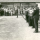 Stadtarchiv Neustadt a. Rbge., ARH Slg. Bartling 4614, Besuch einer Delegation aus Mardorf / Neustadt a. Rbge. in Mardorf / Hessen, Empfang vor der Festhalle mit Musik der Feuerwehrkapelle, Homberg-Mardorf