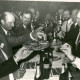 ARH Slg. Bartling 4620, Besuch einer Delegation aus Mardorf / Neustadt a. Rbge. in Mardorf / Hessen, Teilnehmer mit Gastgebern am Tisch sitzend beim Fassen von abendlichen Kanapees, Homberg-Mardorf