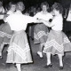 Stadtarchiv Neustadt a. Rbge., ARH Slg. Bartling 4621, Besuch einer Delegation aus Mardorf / Neustadt a. Rbge. in Mardorf / Hessen, Aufführung der Volkstanzgruppe aus Mardorf / Neustadt a. Rbge., vier junge Frauen beim Kreistanz, Homberg-Mardorf