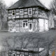 ARH Slg. Bartling 4628, Friedrich-Loeffler-Institut für Nutztierforschung (Ehem. Königlich-Preußisches Remonteamt, später: Max-Planck-Institut), Fachwerkgebäude nach Abriss eines Anbaus und Beginn der Sanierung, Außenansicht mit Spiegelung im Teich, Mecklenhorst