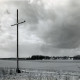 ARH Slg. Bartling 4637, Blick am Feldkreuz vorbei über ein frisch beackertes Fels auf den Ort, Metel
