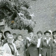ARH Slg. Bartling 4640, Unter der Erntekrone die Schützen und Schützinnen vor einem verklinkerten Hausgiebel mit Schützenscheiben beim Erntefest, Metel