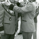 ARH Slg. Bartling 4643, Überreichung der Schützenkette an Hans-Georg Homann durch Jürgen Wegener im Schützenzelt beim Schützenfest (2 Ex.), Scharrel