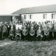 Stadtarchiv Neustadt a. Rbge., ARH Slg. Bartling 4645, Gruppenbild der Mitglieder des Schützenvereins auf der Wiese hinter dem Vereinsheim (2 Ex.), Metel