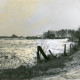Stadtarchiv Neustadt a. Rbge., ARH Slg. Bartling 4659, Kieswerk, Planierung des Ufers am Baggersee zur Vorbereitung eines Campingplatzes, Blick von der Straße, Metel