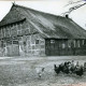 ARH Slg. Bartling 4670, Vollmeierhof Nr. 5, Krüppelwalmdach, Pferdeköpfe, Strohdach, Hühnerschar vorm Haus, Blick auf den Fachwerkgiebel und die Seite, Niedernstöcken