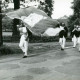 Stadtarchiv Neustadt a. Rbge., ARH Slg. Bartling 4676, Ausmarsch der Schützen, Fahnenschwenkergruppe aus Doetinchem (NL) beim Schützenfest, Niedernstöcken