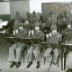 ARH Slg. Bartling 4688, Spielmannszug Leinetal Niedernstöcken (in Uniform) unter der Leitung von Gerhard Knuth bei einem Auftritt in einem Saal, Niedernstöcken