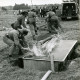 Stadtarchiv Neustadt a. Rbge., ARH Slg. Bartling 4698, Übung mit Wasserschläuchen beim Zeltlager der Jugendfeuerwehr in der Nöpker Sandkuhle nahe dem Freibad, Nöpke