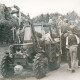 Stadtarchiv Neustadt a. Rbge., ARH Slg. Bartling 4721, Fendt-Traktor mit Frontlader, an dem die Erntekrone hängt von vorn, auf dem geschmückten Anhänger zahlreiche junge Leute beim Erntefestumzug, Nöpke