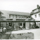 Stadtarchiv Neustadt a. Rbge., ARH Slg. Bartling 4746, Ansicht der baulichen Anlage des Altenheims mit überdachter Terrasse von der Gartenseite (2 Ex.), Nöpke