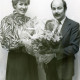 Stadtarchiv Neustadt a. Rbge., ARH Slg. Bartling 4774, Überreichung eines in Folie verpackten Blumengebindes an Anneliese Zimmermann durch den Leiter der Kreissparkassenfiliale Eberhard Veigt, Otternhagen