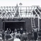 Stadtarchiv Neustadt a. Rbge., ARH Slg. Bartling 4776, Richtfest mit Beitrag von Schülern und Lehrerinnen vor dem Rohbau des Gebäudes der Grundschule neben der Kirche, Otternhagen
