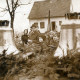Stadtarchiv Neustadt a. Rbge., ARH Slg. Bartling 4786, Lieferung von zwei neuen Glocken für die Kirche, Blick über die Ladefläche des LKW zwischen die Glocken auf die dahinter stehenden Kinder und Pastor Sprick, Otternhagen