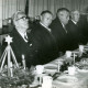Stadtarchiv Neustadt a. Rbge., ARH Slg. Bartling 4787, Weihnachtsfeier der Senioren am Tisch sitzend bei Kaffee und Kuchen und einem Adventskranz im Gemeindehaus, Otternhagen