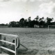 Stadtarchiv Neustadt a. Rbge., ARH Slg. Bartling 4791, Der neu geschaffene zweite Fußballplatz, Blick über das Brückengeländer und den Platz auf das Vereinsheim, Otternhagen
