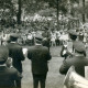 Stadtarchiv Neustadt a. Rbge., ARH Slg. Bartling 4817, Veranstaltung der Freiwilligen Feuerwehr auf der Waldbühne, Blick über die Schultern der Blasmusiker in Uniform von der Bühne auf die Zuhörer, Otternhagen