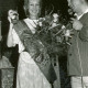 Stadtarchiv Neustadt a. Rbge., ARH Slg. Bartling 4818, Veranstaltung auf der Waldbühne mit der Weinkönigin aus Neustadt an der Weinstraße, Überreichung eines Blumenstraußes, Otternhagen