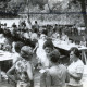 Stadtarchiv Neustadt a. Rbge., ARH Slg. Bartling 4824, Veranstaltung auf der Waldbühne, Familienachmittag mit Kaffee und Kuchen im Schatten von Bäumen an langen Tischen, Plausch von vier jungen Frauen, die vor den Tischen stehen, Otternhagen