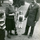 Stadtarchiv Neustadt a. Rbge., ARH Slg. Bartling 4834, Lina Gähle mit einem Reisigbesen in der Hand bei Reinigungsarbeiten auf dem Weg zur Waldbühne, neben ihr drei Kinder sowie der Vorsitzende des Bühnenvereins Friedrich Poppe, Otternhagen
