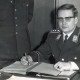 ARH Slg. Bartling 4859, Fliegerhorst, Hauptmann Wirtz am Schreibtisch sitzend mit der Unterschriftenmappe auf dem Tisch, Poggenhagen