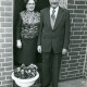Stadtarchiv Neustadt a. Rbge., ARH Slg. Bartling 4888, Rosa und Heinrich Fischhöfer in festlicher Kleidung (am Tag der Goldenen Hochzeit ?) in der Haustür, Scharrel