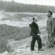 ARH Slg. Bartling 4896, Blick über vier Männer am Rande über die ausgedehnte Kiesgrube auf den Nadelwald gegenüber, Scharrel