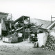 Stadtarchiv Neustadt a. Rbge., ARH Slg. Bartling 4898, Blick auf eine Anlage zur Zerkleinerung und zum Recyceln von Beton in der Kiesgrube der Firma Fessel Erdbau GmbH, Seitenansicht, Scharrel