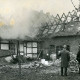 Stadtarchiv Neustadt a. Rbge., ARH Slg. Bartling 4913, Löscheinsatz der Feuerwehr beim Brand von Stall- und Fachwerk-Wohngebäude eines Bauernhofs, Scharrel