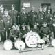 Stadtarchiv Neustadt a. Rbge., ARH Slg. Bartling 4920, Gruppenfoto der nebeneinander vor dem Feuerwehrgerätehaus postierten Mitglieder des Spielmannszuges (2 Ex.), Borstel