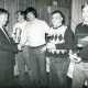 ARH Slg. Bartling 4921, Fußballer-Ehrung beim SV Eintracht, Übergabe eines Pokals an Siggi Kowalski durch Friedrich Redeker (l.), Suttorf
