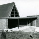 Stadtarchiv Neustadt a. Rbge., ARH Slg. Bartling 4929, Neue Friedhofskapelle(?) nach Fertigstellung des Rohbaus, Blick von Süden, Scharrel