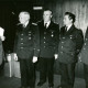 Stadtarchiv Neustadt a. Rbge., ARH Slg. Bartling 4940, Überreichung von Ehrenurkunden an vier ältere uniformierte Feuerwehrleute durch Bürgermeister Henry Hahn (l.), Neustadt a. Rbge.