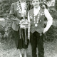 Stadtarchiv Neustadt a. Rbge., ARH Slg. Bartling 4965, Doppelporträt der Schützenkönigin und des Jugendschützenkönigs beim Schützenfest, Suttorf