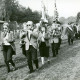 ARH Slg. Bartling 4967, Umzug auf Feldweg mit dem Musikverein Berggarten (Otternhagen), Vereinsfahnen, Vertretern des Kyffhäuserbundes und Erntekrone auf Handwagen beim Erntefest, Suttorf