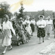 Stadtarchiv Neustadt a. Rbge., ARH Slg. Bartling 4968, Umzug auf Dorfstraße, Damengruppe mit Erntekrone auf Bollerwagen, danach Jugendfeuerwehr u.a. beim Erntefest, Suttorf
